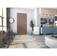 Elegantes Interieur mit einer Innentür, einer Uhr und dekorativen Elementen für ein stilvolles Zuhause