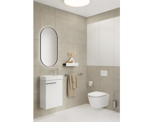 Modernes Badezimmer mit Waschtisch, Spiegel, Toilette und Fliesen