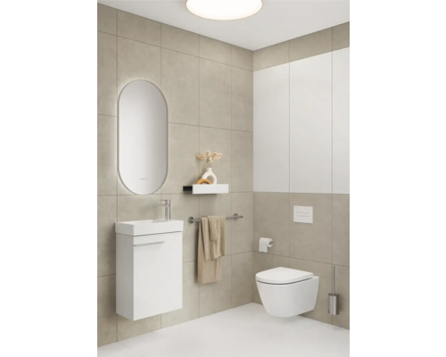 Modernes Badezimmer mit Waschtisch, Toilette, Spiegel und Fliesen