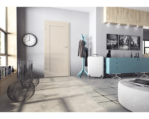 Innenraumansicht mit Tür, Uhr, Garderobe und Kommode