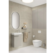 Modernes Badezimmer mit Waschtisch, Spiegel, Toilette und Accessoires