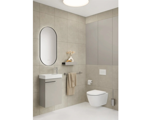 Modernes Badezimmer mit Waschtisch, Spiegel, Toilette und Accessoires