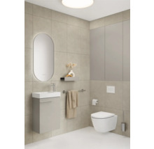 Helles Badezimmer mit Waschtisch, Spiegel, Toilette und Handtuchhalter