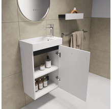Waschtisch mit offenem Schrank, Waschbecken, Armatur, Spiegel, Handtuchhalter und Dekor