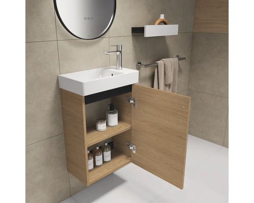 Badezimmer mit Waschbeckenunterschrank, Spiegel, Regal und Handtuchhalter