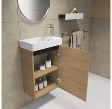 Badezimmer mit Waschtischunterschrank, Waschbecken und Armatur