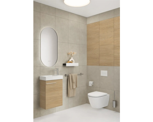Modernes Badezimmer mit Waschtisch, Spiegel, Toilette und Holzdetails.