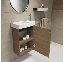 Modernes Badezimmer mit Waschtischunterschrank, Waschbecken und offenem Schrank