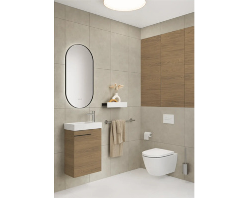 Modernes Badezimmer mit Waschbeckenunterschrank, Spiegel, Toilette und Handtuchhalter