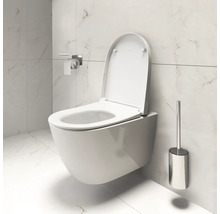 Wandhängendes WC mit offenem Toilettendeckel und Toilettenbürste