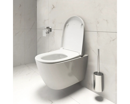 Wandhängendes WC mit offenem Toilettendeckel und Toilettenbürste