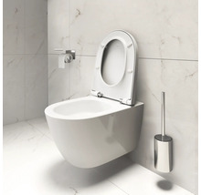 Wandhängendes WC mit geöffnetem Deckel, Toilettenpapierhalter und Toilettenbürste in einem Badezimmer.