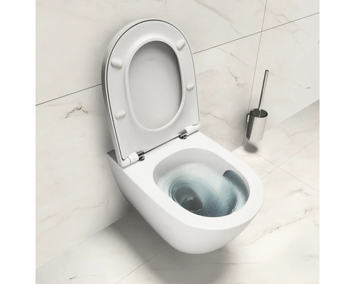 Wandhängendes Tiefspülklosett mit offenem Spülrand und Toilettenbürste im Badezimmer