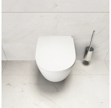 Hänge WC mit Toilettenbürste im Badezimmer
