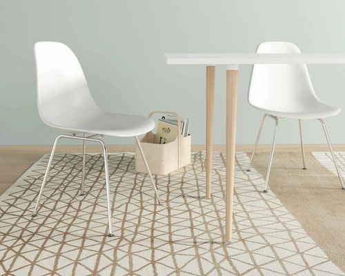 Esszimmer mit Tisch, Stühlen und Teppich im modernen Design.