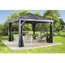 Pavillon mit Esstisch, Stühlen und Hängesessel im Garten