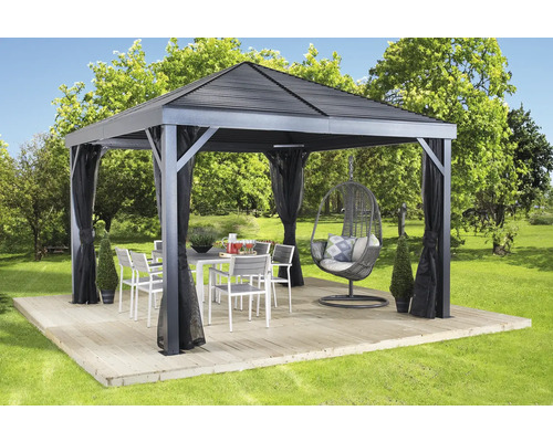 Pavillon SOJAG South Beach 12x12 mit Moskitonetz 365 x 365 cm anthrazit Pavillon mit Esstisch, Stühlen und Hängesessel im Garten