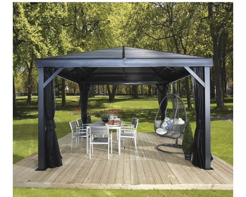 Gartenszene mit Pavillon, Esstisch und Hängesessel auf einer Holzterrasse