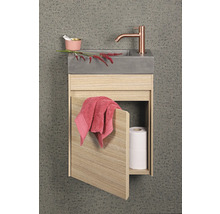 Waschtischkombination mit Betonwaschbecken, Armatur, Handtuch und offenem Schrankfach mit Toilettenpapier