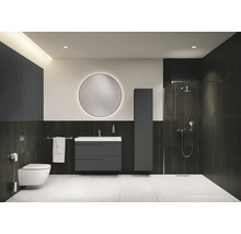 Modernes Badezimmer mit Toilette, Waschtisch, Spiegelschrank, Spiegelschrank und Dusche.