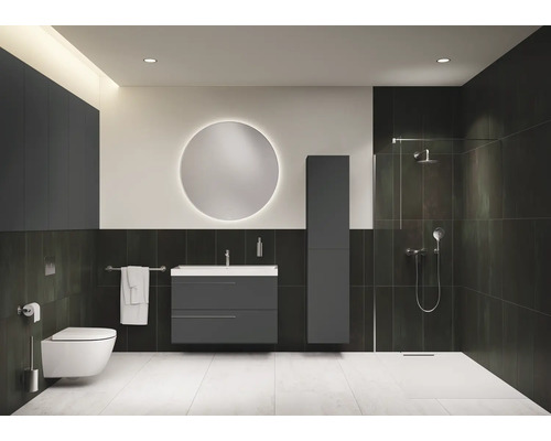 Badezimmer mit Toilette, Waschtisch, Spiegel, Handtuch, Badschrank und Dusche