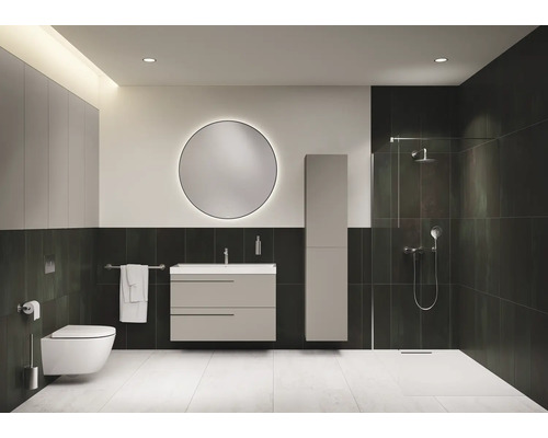 Modernes Badezimmer mit Toilette, Waschtisch, Spiegel und Dusche