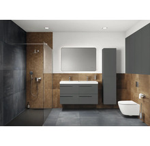 Modernes Badezimmer mit Dusche, Doppelwaschtisch, Spiegel, Schrank und Toilette.