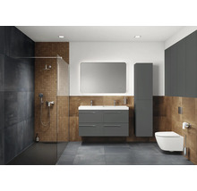 Modernes Badezimmer mit Dusche, Waschtisch, Spiegel und Toilette.