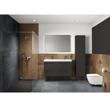 Modernes Badezimmer mit Dusche, Waschtisch, Spiegel und Toilette.