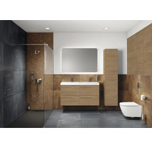 Modernes Badezimmer mit Dusche, Waschtisch, Spiegel und Toilette in hellen Holztönen