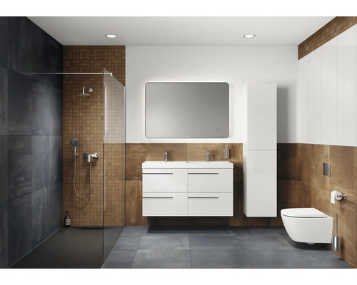 Modernes Badezimmer mit Dusche, Waschtisch, Spiegel und Toilette.