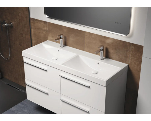 Waschtisch mit zwei Waschbecken, Armaturen und Schubladen im Badezimmer