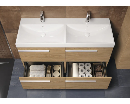 Waschtisch mit zwei Becken, Armaturen und Schubladen mit Handtüchern und Toilettenpapier für die Badezimmerausstattung
