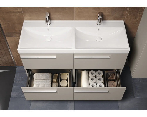Waschtisch mit zwei Becken, Armaturen und offenen Schubladen mit Handtüchern und Toilettenpapier