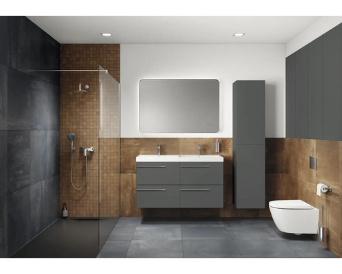 Modernes Badezimmer mit Dusche, Waschtisch mit zwei Waschbecken, Spiegel, Toilette und Badezimmermöbeln