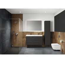 Modernes Badezimmer mit Dusche, Waschtisch, Spiegel und Toilette