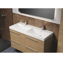 Waschtisch mit Doppelwaschbecken, Unterschrank mit Schubladen und Spiegel im Badezimmer