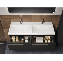Waschtisch mit zwei Waschbecken und offenem Unterschrank