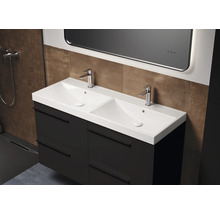Badezimmer mit Waschtischunterschrank, Doppelwaschbecken und Spiegel