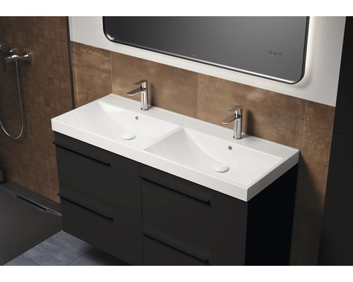Badezimmer mit Waschtischunterschrank, Doppelwaschbecken und Spiegel