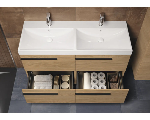 Badezimmerwaschtisch mit zwei Waschbecken, Holzunterschrank und offenen Schubladen