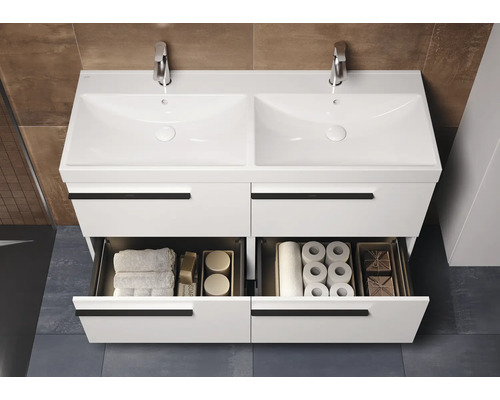 Badezimmer mit Unterschrank, zwei Waschbecken und Schubladen zur Aufbewahrung