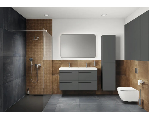 Modernes Badezimmer mit Dusche, Doppelwaschtisch, Spiegel und Toilette.