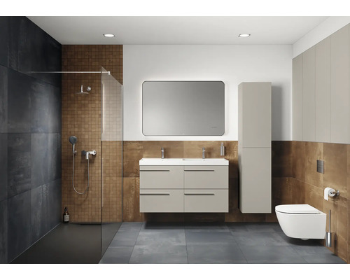 Modernes Badezimmer mit Dusche, Waschtisch, Spiegel, Hochschrank und Toilette.