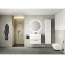 Modernes Badezimmer mit Dusche, Waschtisch, beleuchtetem Spiegel und Toilette.