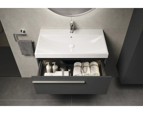 Modernes Badezimmer mit Waschbeckenunterschrank, offenem Schubfach und Handtüchern