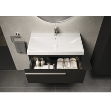 Waschtisch mit offenem Schubfach, darin Handtücher und Pflegeprodukte, modernes Badezimmerdesign