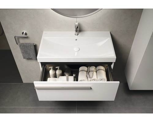 Waschbeckenunterschrank mit geöffneter Schublade, Waschbecken, Armatur und Handtuchhalter
