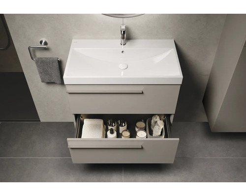 Badezimmer mit Waschtischunterschrank mit offenem Schubfach, Handtuch und Handtuchhalter