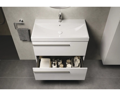 Modernes Badezimmer mit Waschbeckenunterschrank, geöffneter Schublade und Handtuchhalter.